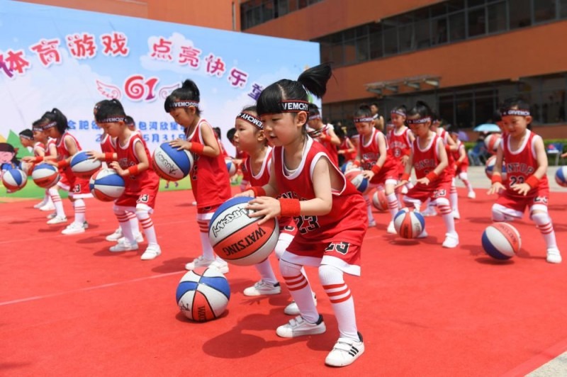 国安球员列队欢迎两位久违强援入队，中超金靴意外领衔，值得期待